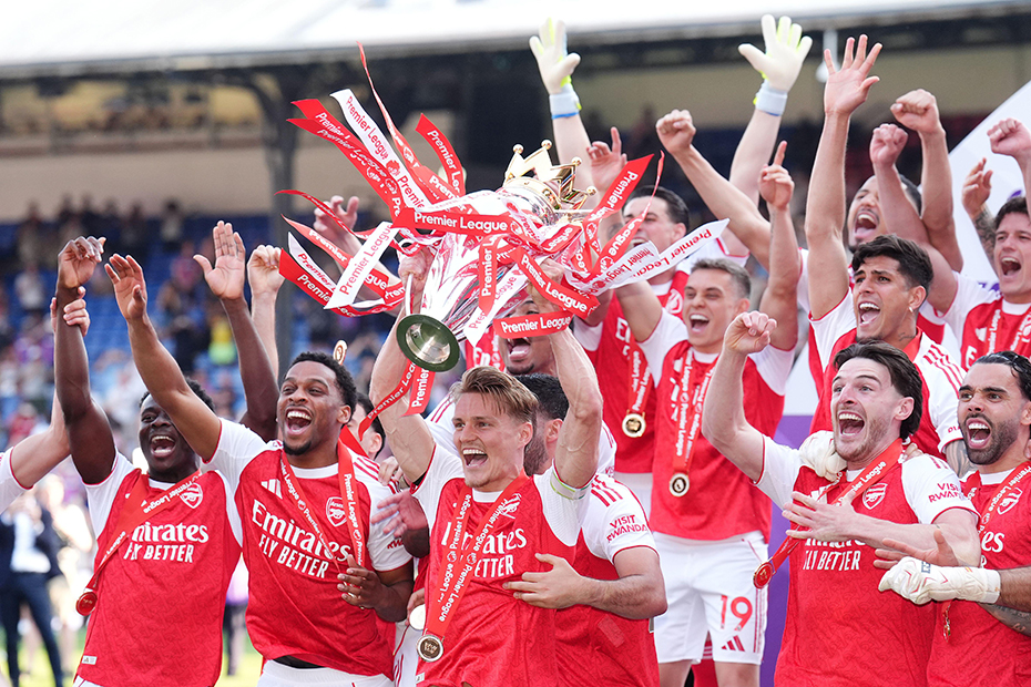 Arsenal's Martin Odegaard lifts the Premier League trophy after the Premier League match at Selhurst Park, London. 